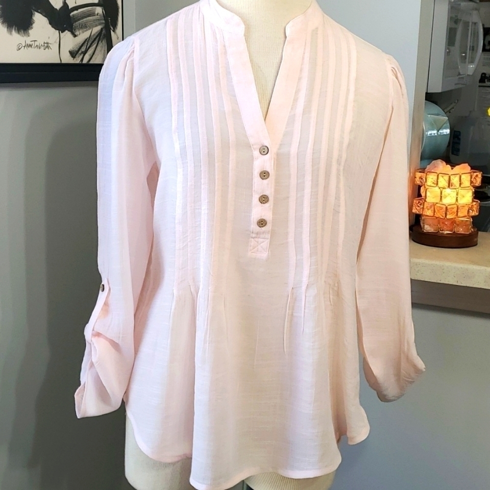 Zac& Rachel light pink blouse with tab sleeves Hanley 4 button. Size small.